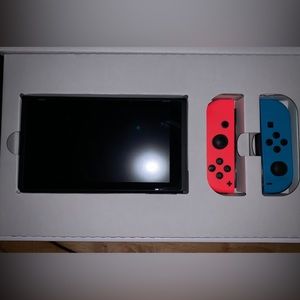Nintendo switch almost new perfect condition includes 1 control extra NEW IN BOX